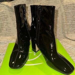 SAM EDELMAN BLACK PATENT BOOTS W. GREAT BLOCK HEELS